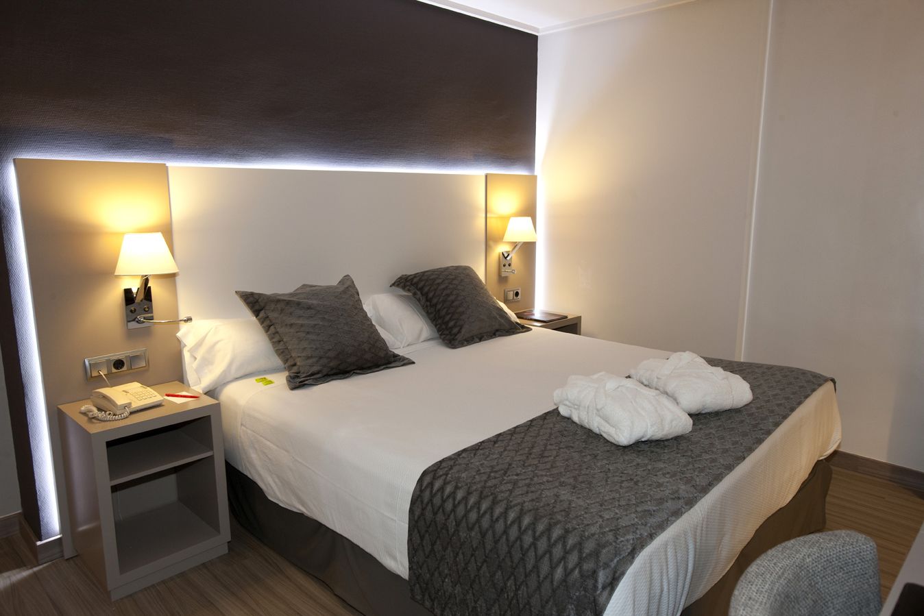 Een minibar, een kluis op de kamer, een bureau, gratis wifi
