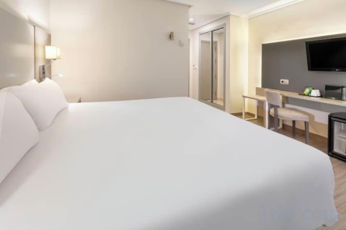 Minibar, Zimmersafe, Schreibtisch, kostenloses WLAN