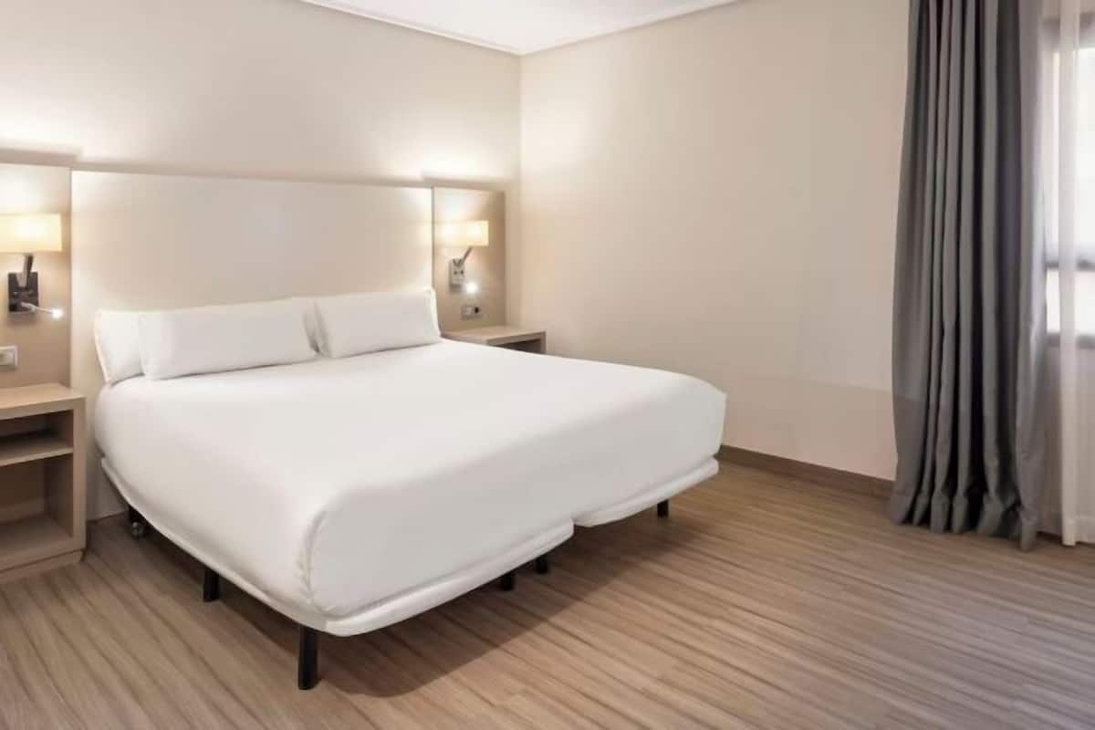 Een minibar, een kluis op de kamer, een bureau, gratis wifi