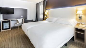 Een minibar, een kluis op de kamer, een bureau, gratis wifi