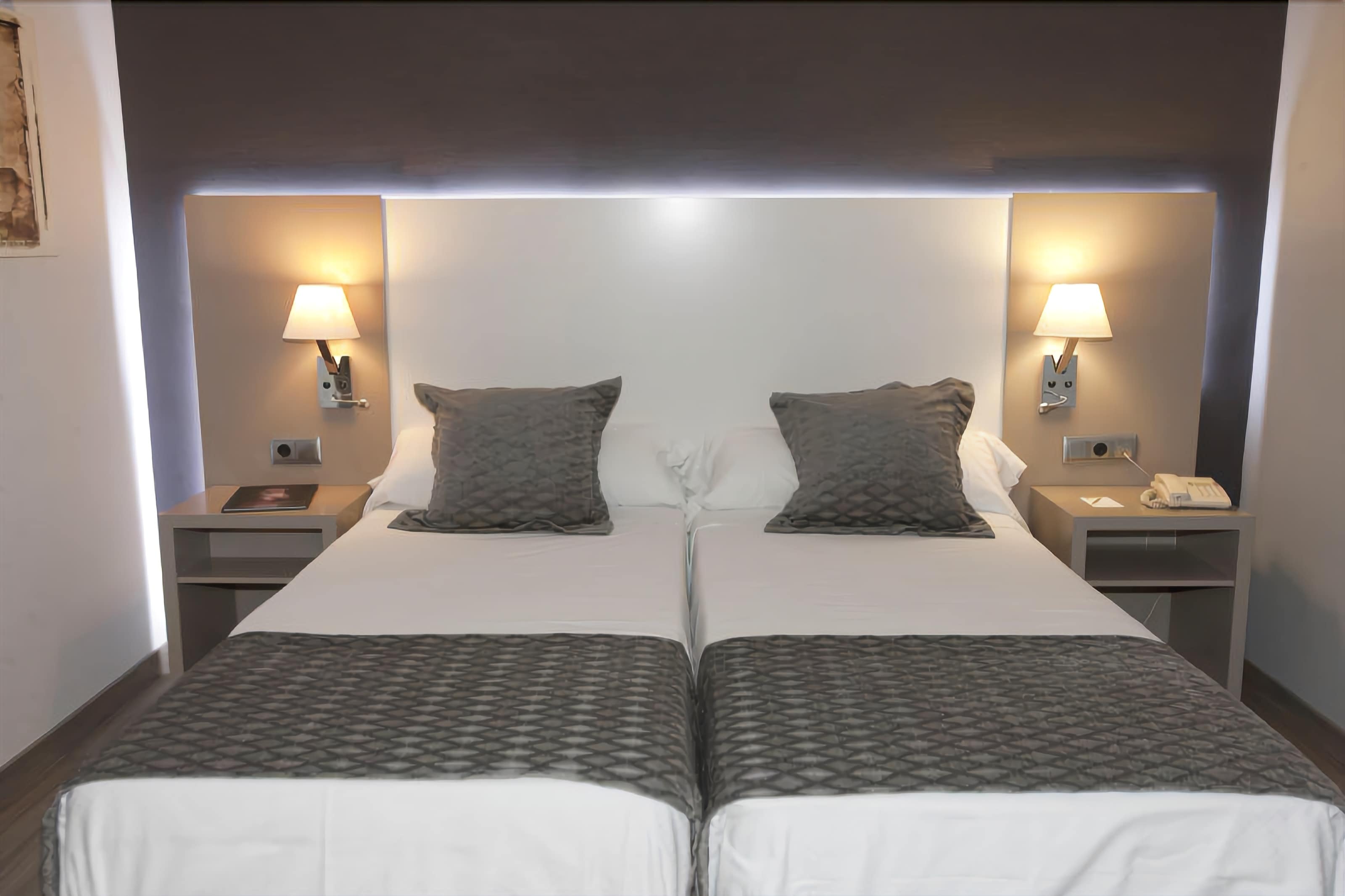 Frigobar, cofres nos quartos, escrivaninha, Wi-Fi de cortesia