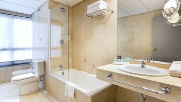 Een minibar, een kluis op de kamer, een bureau, gratis wifi