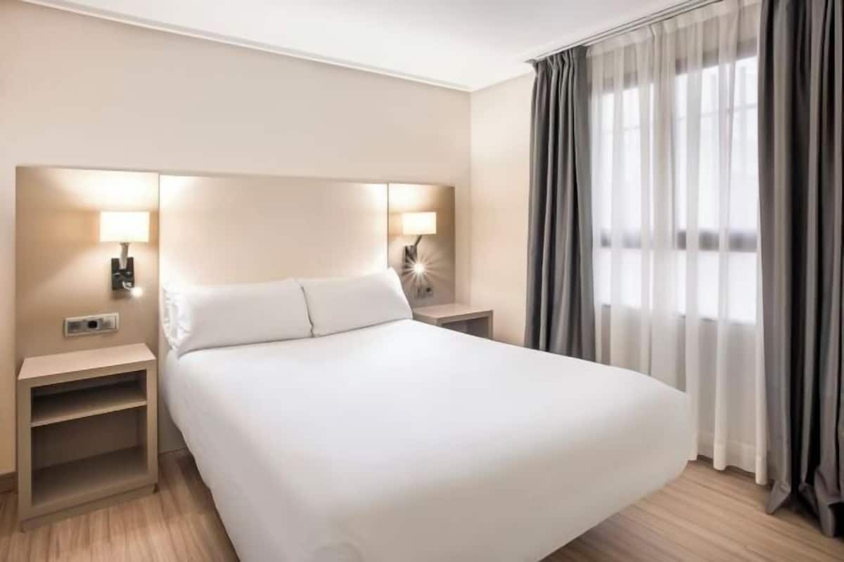 Een minibar, een kluis op de kamer, een bureau, gratis wifi