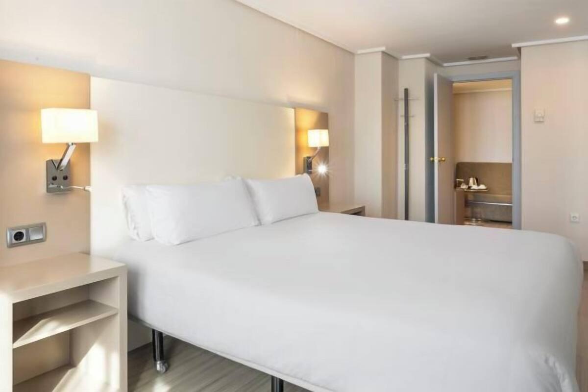 Minibar, caja fuerte, escritorio y wifi gratis