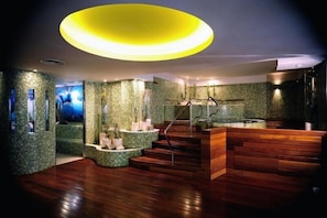 Indoor spa tub