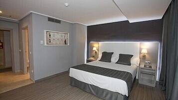 Minibar, coffres-forts dans les chambres, bureau, Wi-Fi gratuit