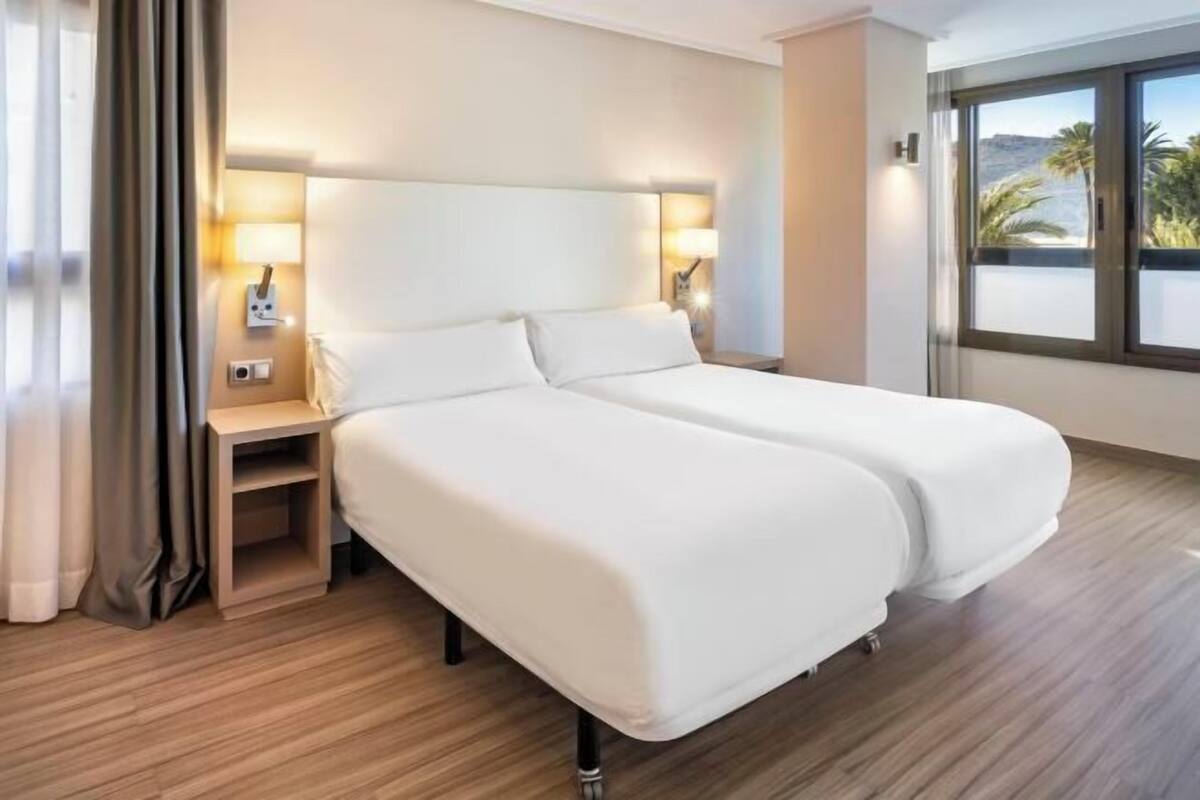 Minibar, caja fuerte, escritorio y wifi gratis