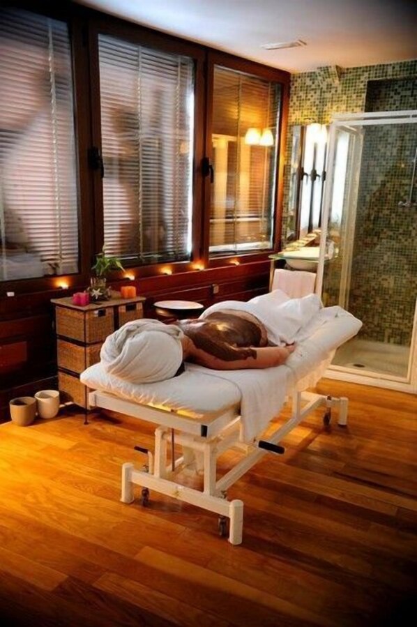 Sauna, hot tub, Turkish bath/hammam, body treatments, body wraps