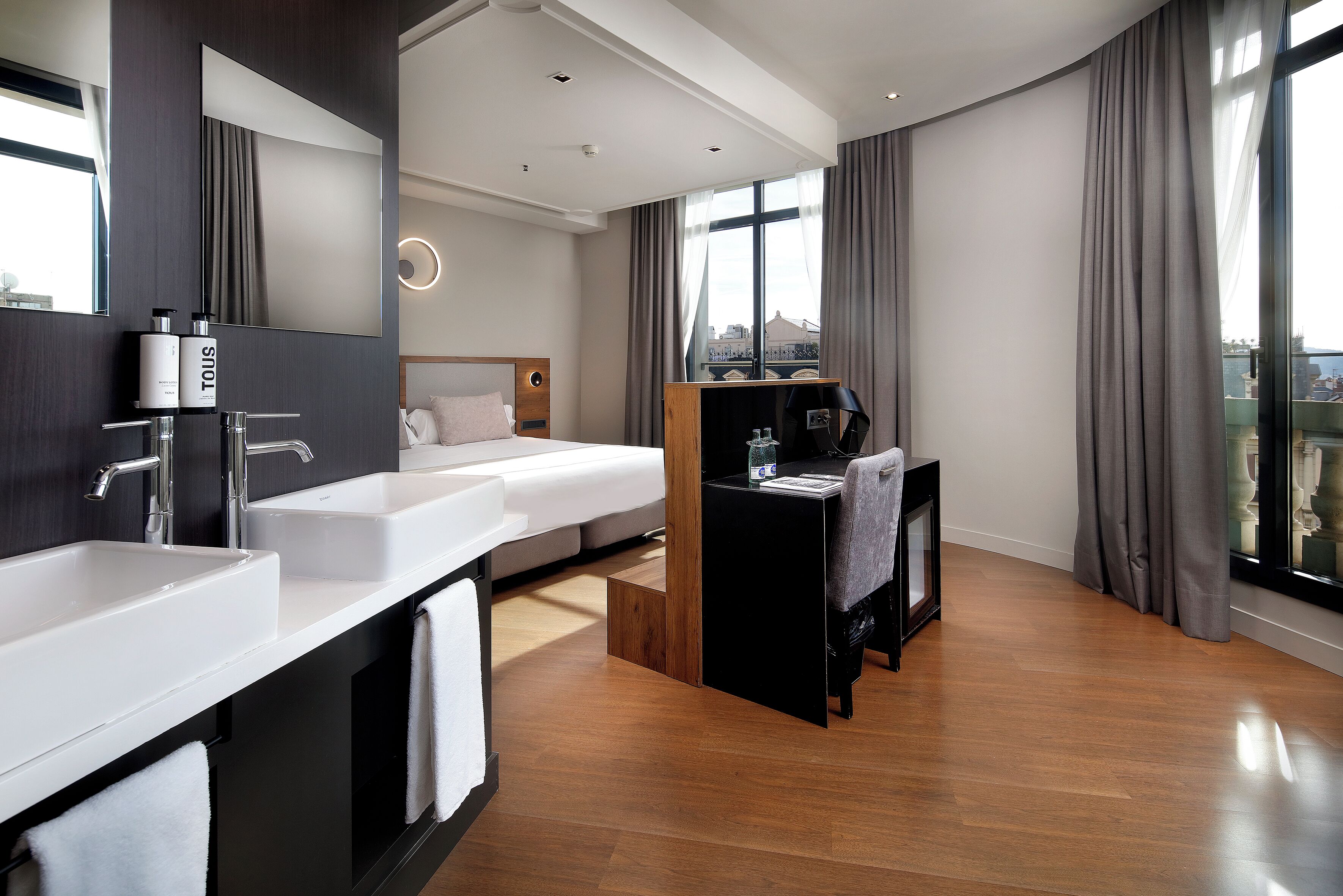 suite | minibar, in-room safe, desk, blackout curtains