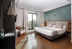 Minibar, in-room safe, desk, blackout drapes - Wilson Boutique Hotel (Barcelona)