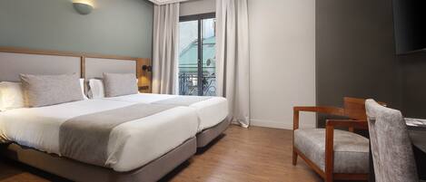 Minibar, caja fuerte, escritorio y cortinas opacas