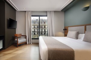 Minibar, odada kasa, masa, güneşlik/perde 