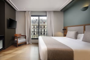 迷你吧、房內夾萬、書桌、遮光窗簾/窗簾