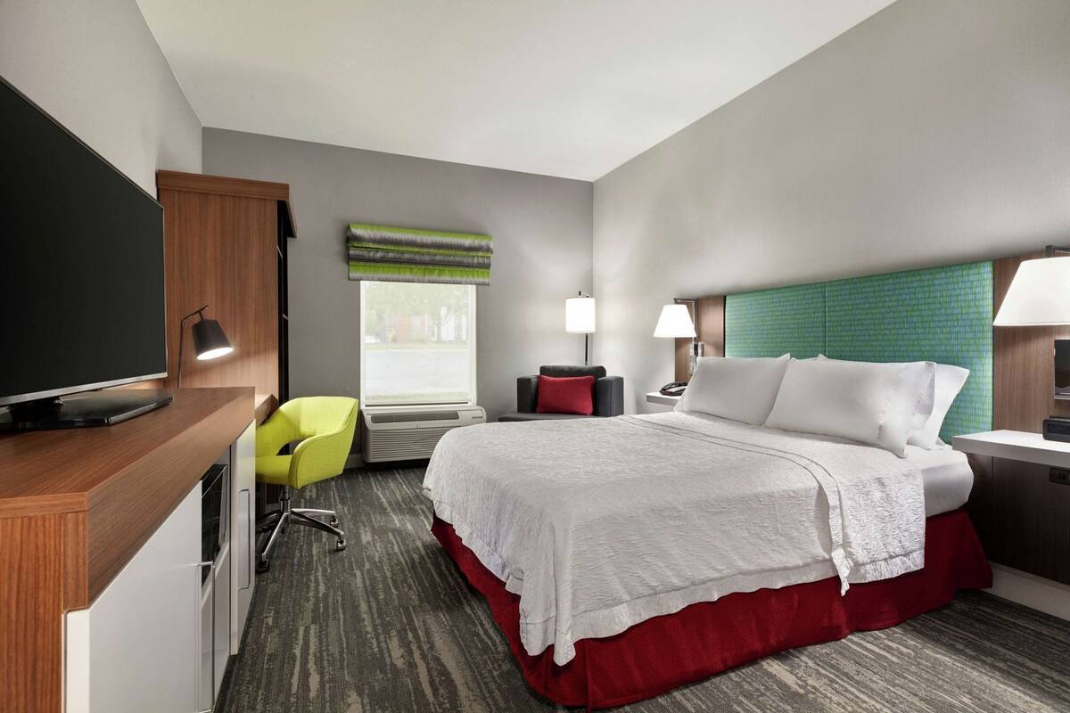Premium bedding, down comforters, in-room safe, blackout drapes