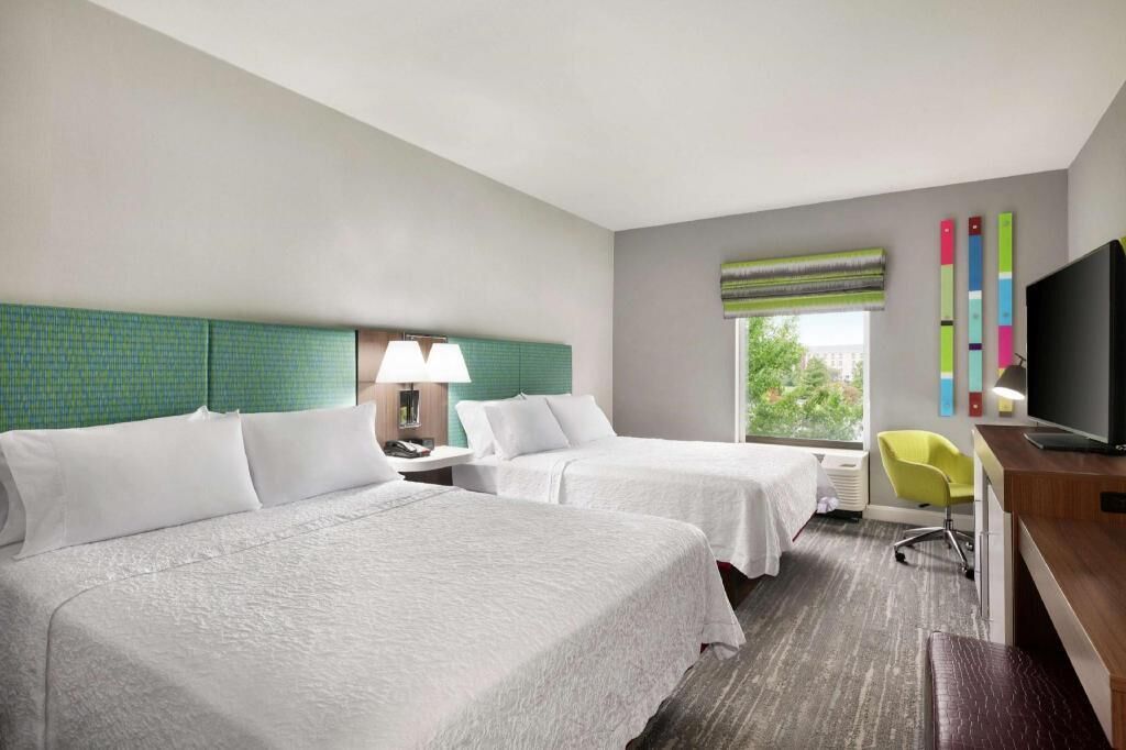 Luxe beddengoed, donsdekens, een kluis op de kamer