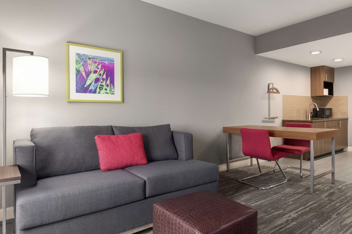 Room, 1 King Bed, Non Smoking | Living area | Flat-screen TV