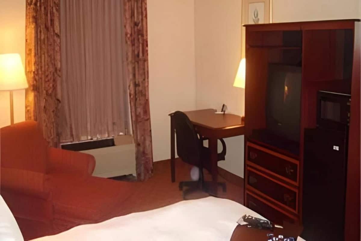 Premium bedding, in-room safe, desk, laptop workspace