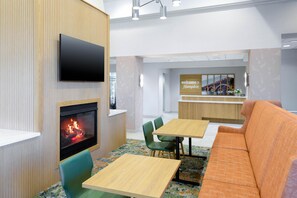 Reception - Hampton Inn & Suites Austin-Airport (Austin)