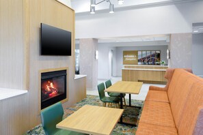Reception - Hampton Inn & Suites Austin-Airport (Austin)