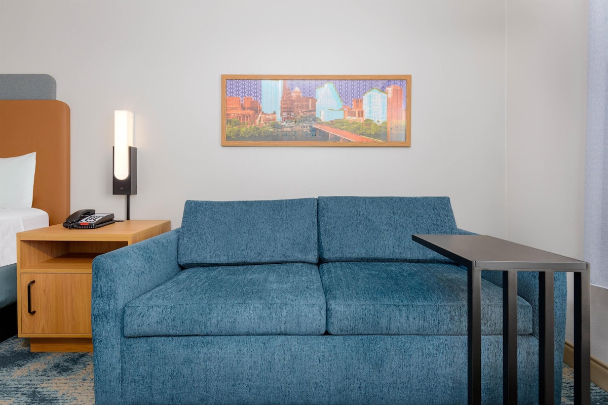 32-inch LCD TV with cable channels, TV