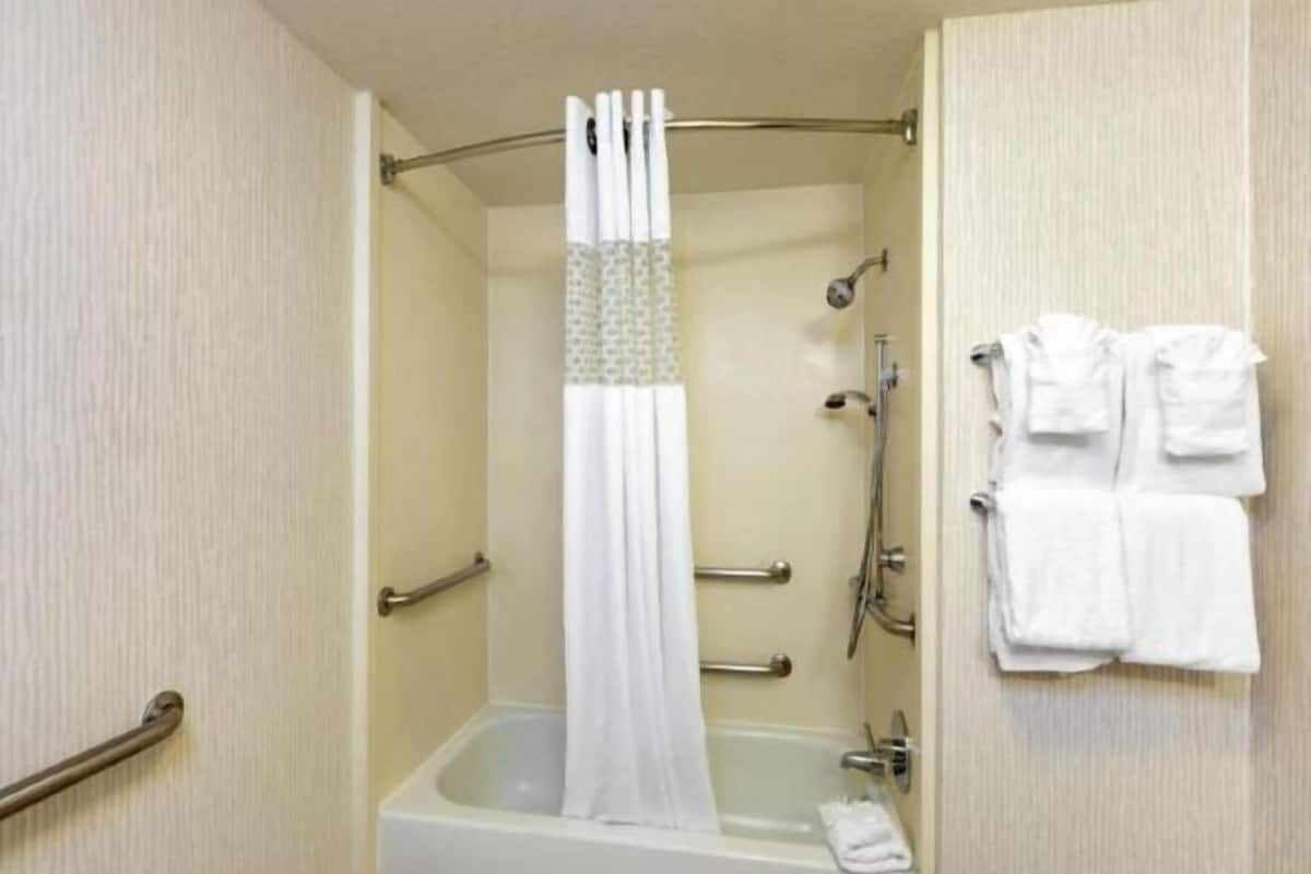 Bad | Kombinert dusj/badekar, toalettartikler (inkludert) og hårføner