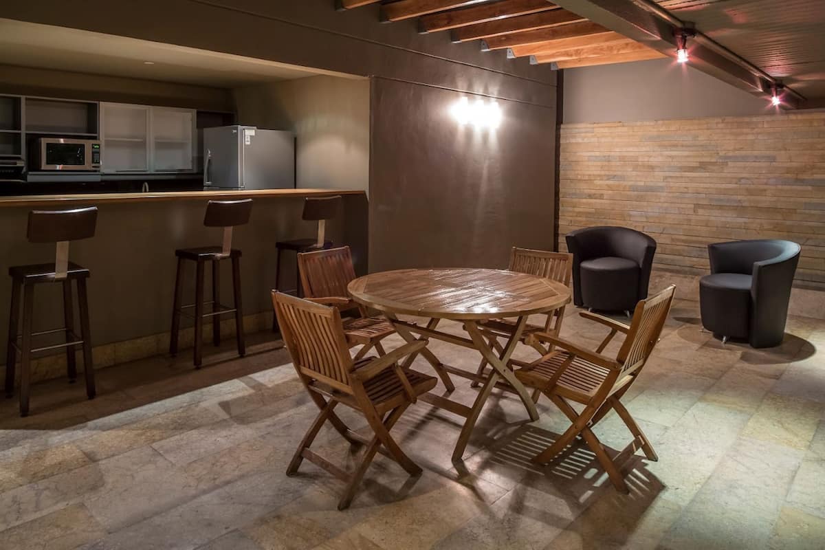 Presidential-sviitti | Ylelliset vuodevaatteet, minibaari, tallelokero huoneessa, työpöytä