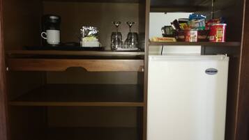 Junior Suite, 1 King Bed, Club Lounge Access | Premium bedding, minibar, in-room safe, desk