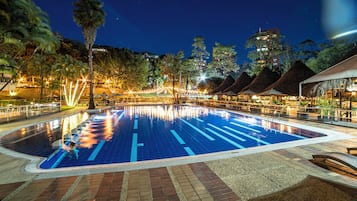 2 piscines extérieures, parasols de plage, chaises longues