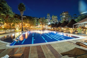 2 outdoor pools, pool umbrellas, pool loungers - InterContinental Medellin - Movich by IHG (Medellín)