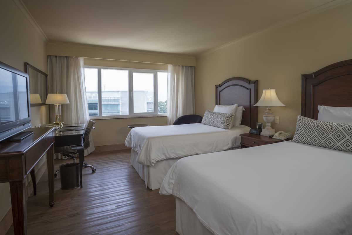 Hochwertige Bettwaren, Minibar, Zimmersafe, Schreibtisch