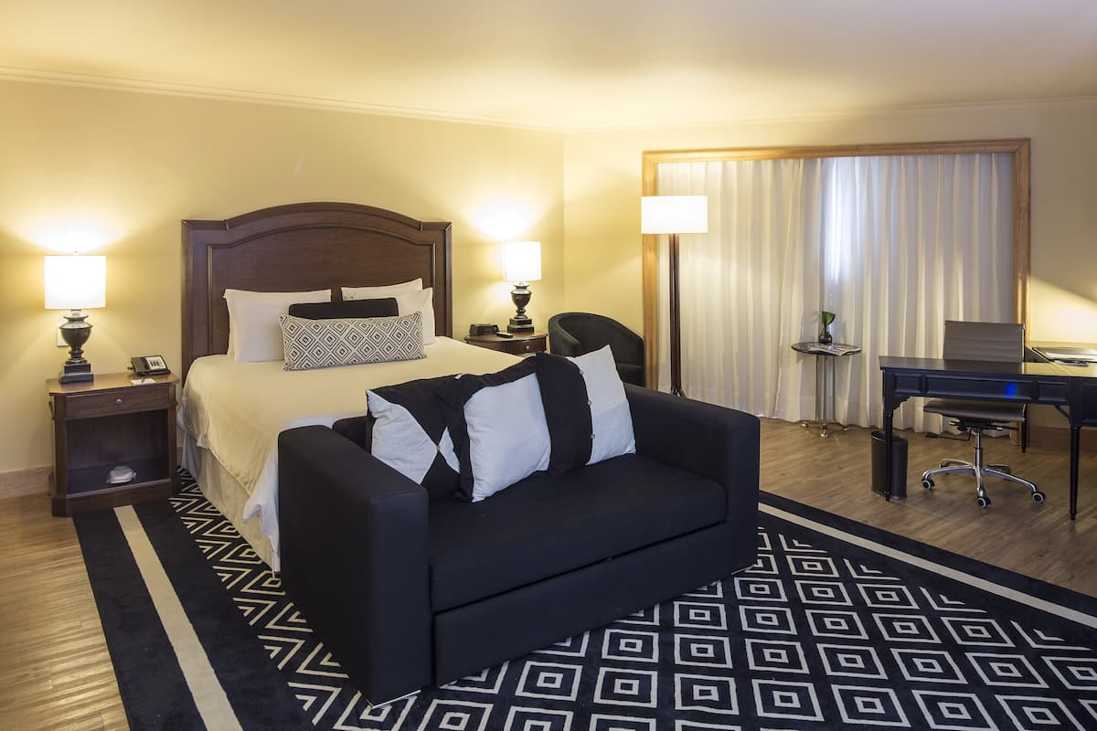 Junior Suite, 1 King Bed, Accessible | Premium bedding, minibar, in-room safe, desk