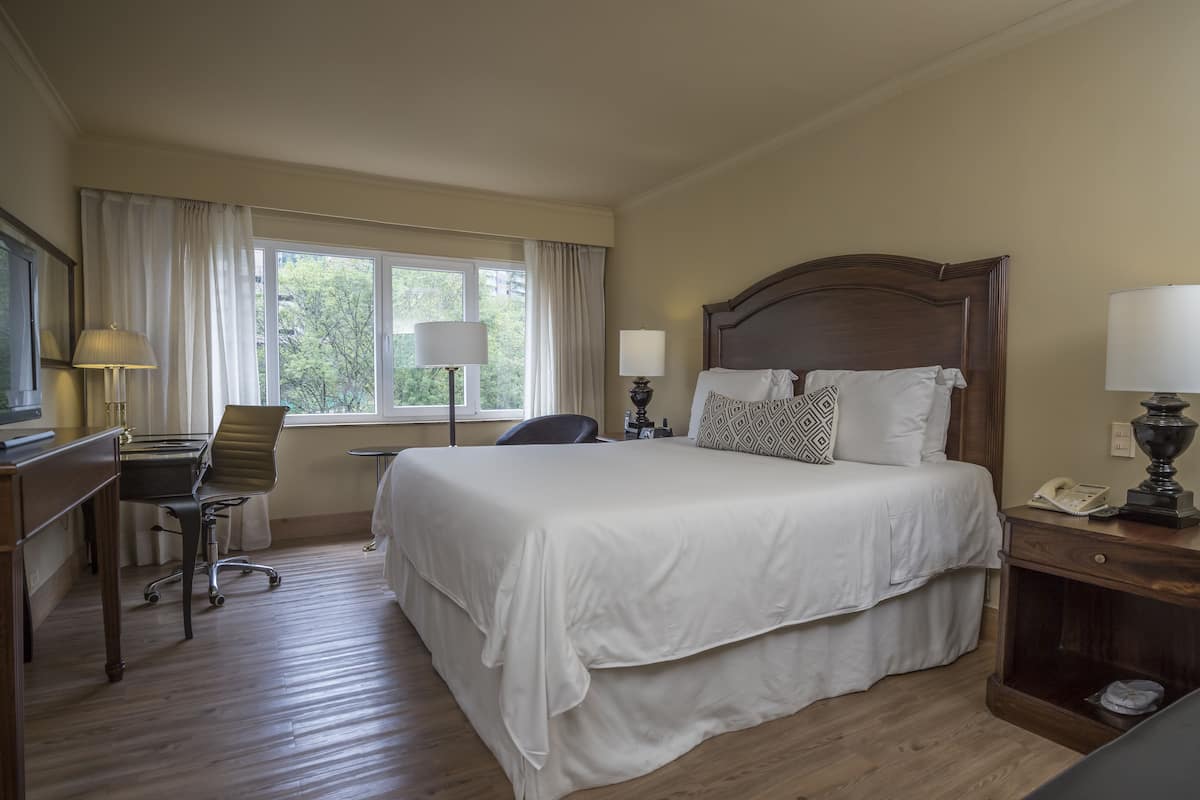 Premium bedding, minibar, in-room safe, desk