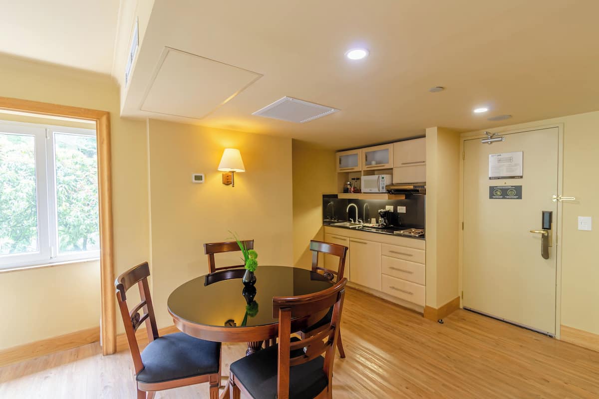 Suite, 1 Bedroom (Dining Area)