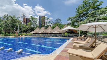 2 piscinas al aire libre, sombrillas, sillones reclinables de piscina