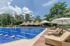 2 outdoor pools, pool umbrellas, sun loungers - InterContinental Medellin - Movich by IHG (Medellín)