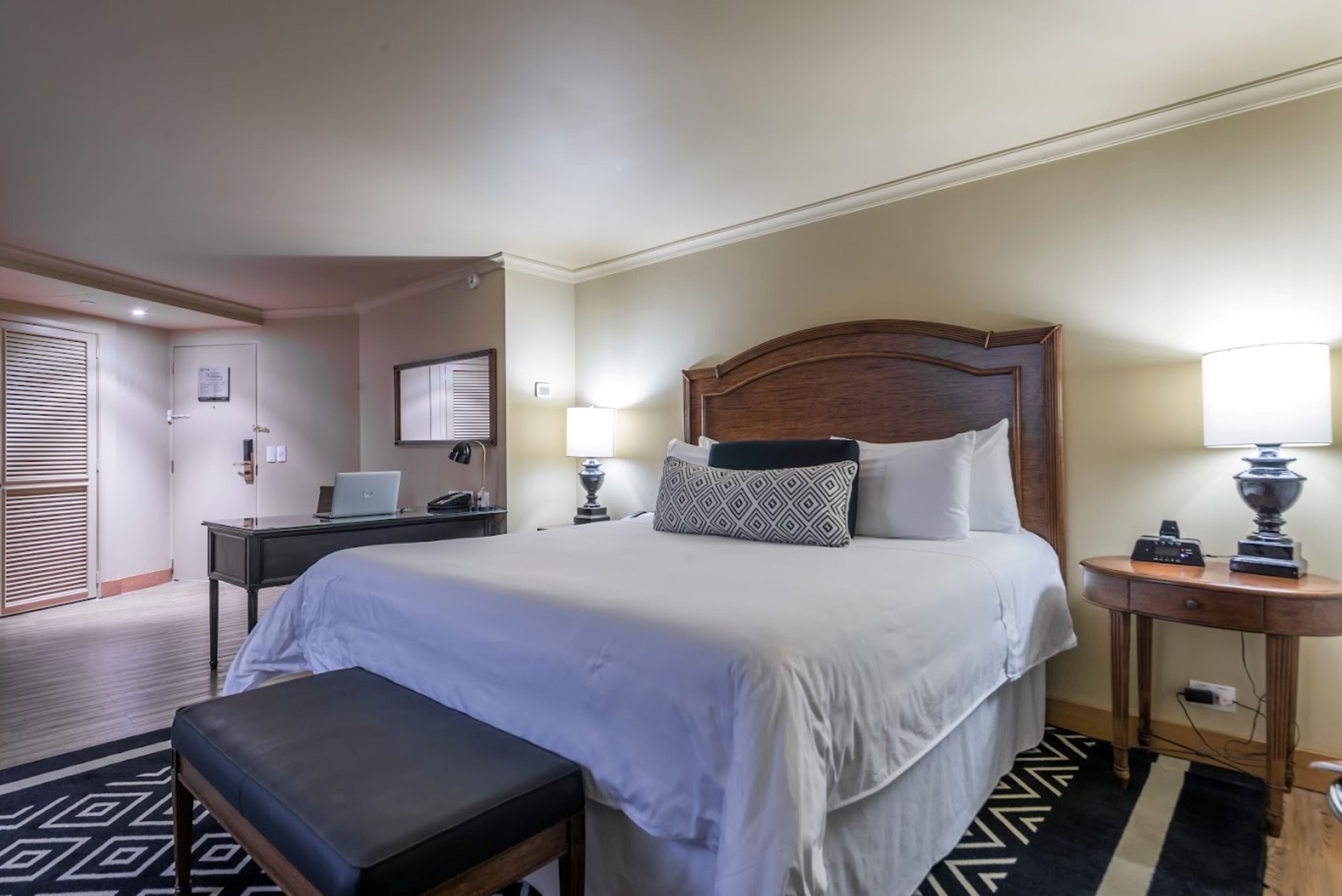 Junior-sviitti, 2 yhden hengen sänkyä | Ylelliset vuodevaatteet, minibaari, tallelokero huoneessa, työpöytä