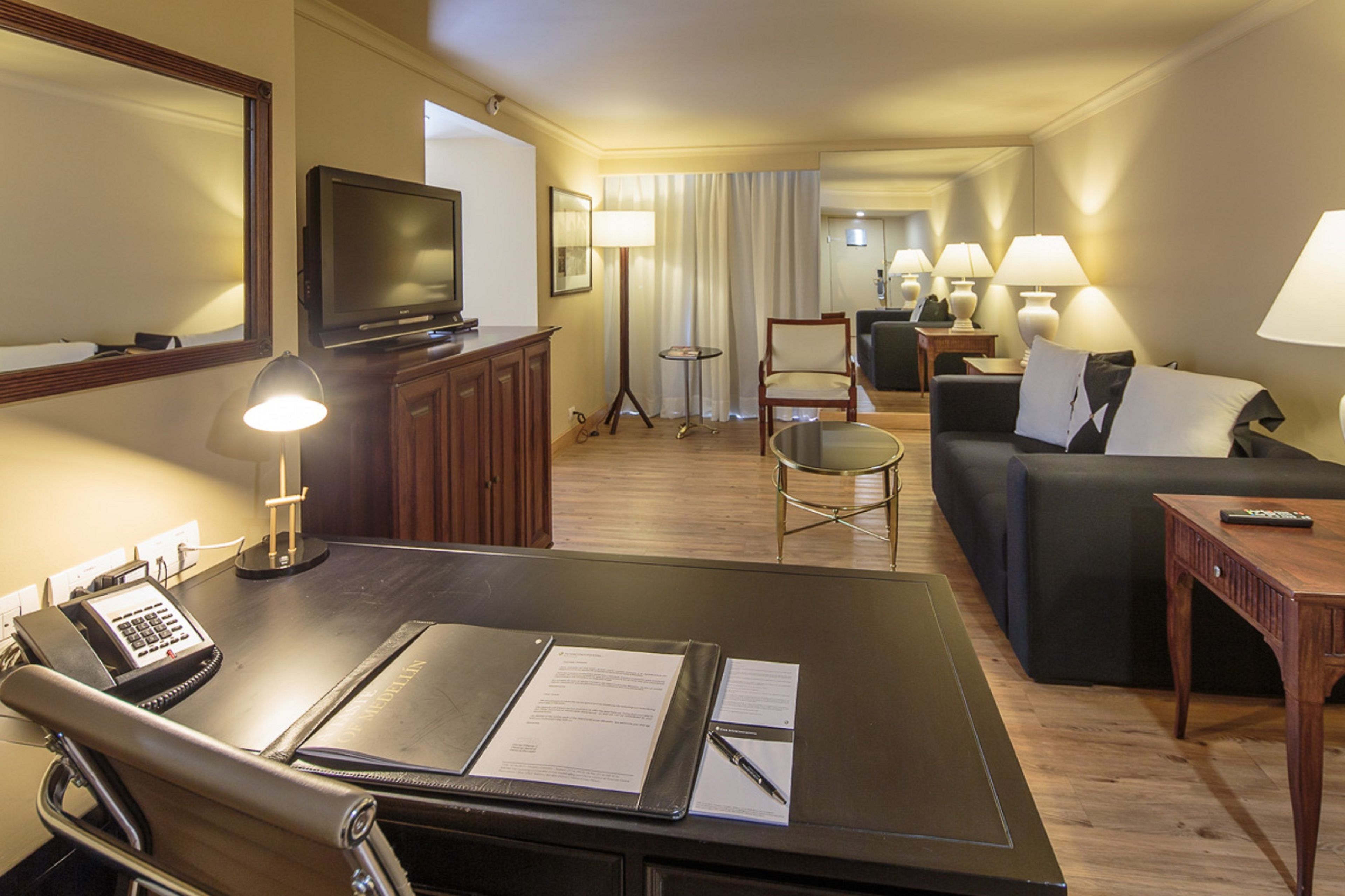 Junior Suite, 1 King Bed, Club lounge access