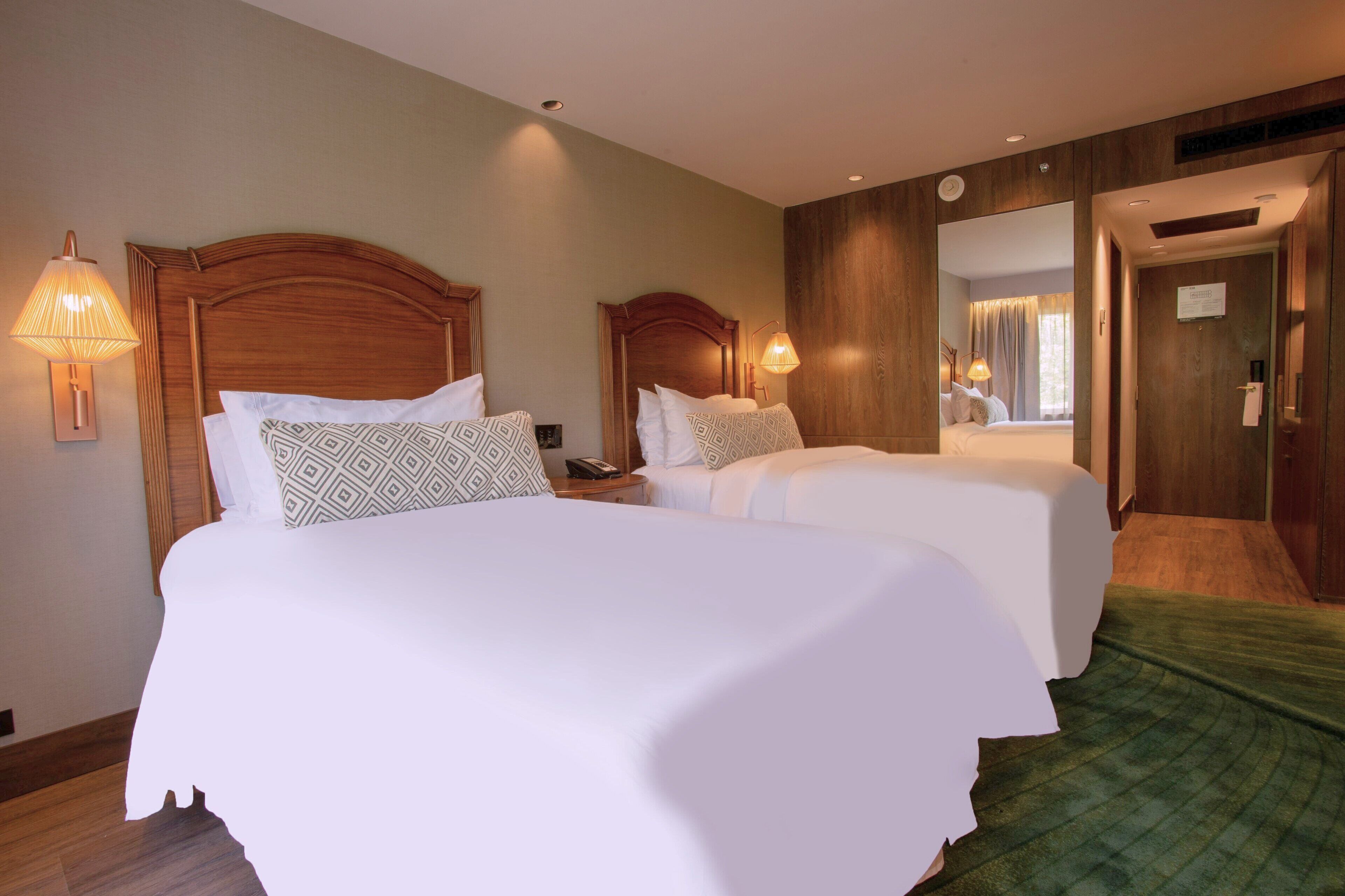 Ylelliset vuodevaatteet, minibaari, tallelokero huoneessa, työpöytä