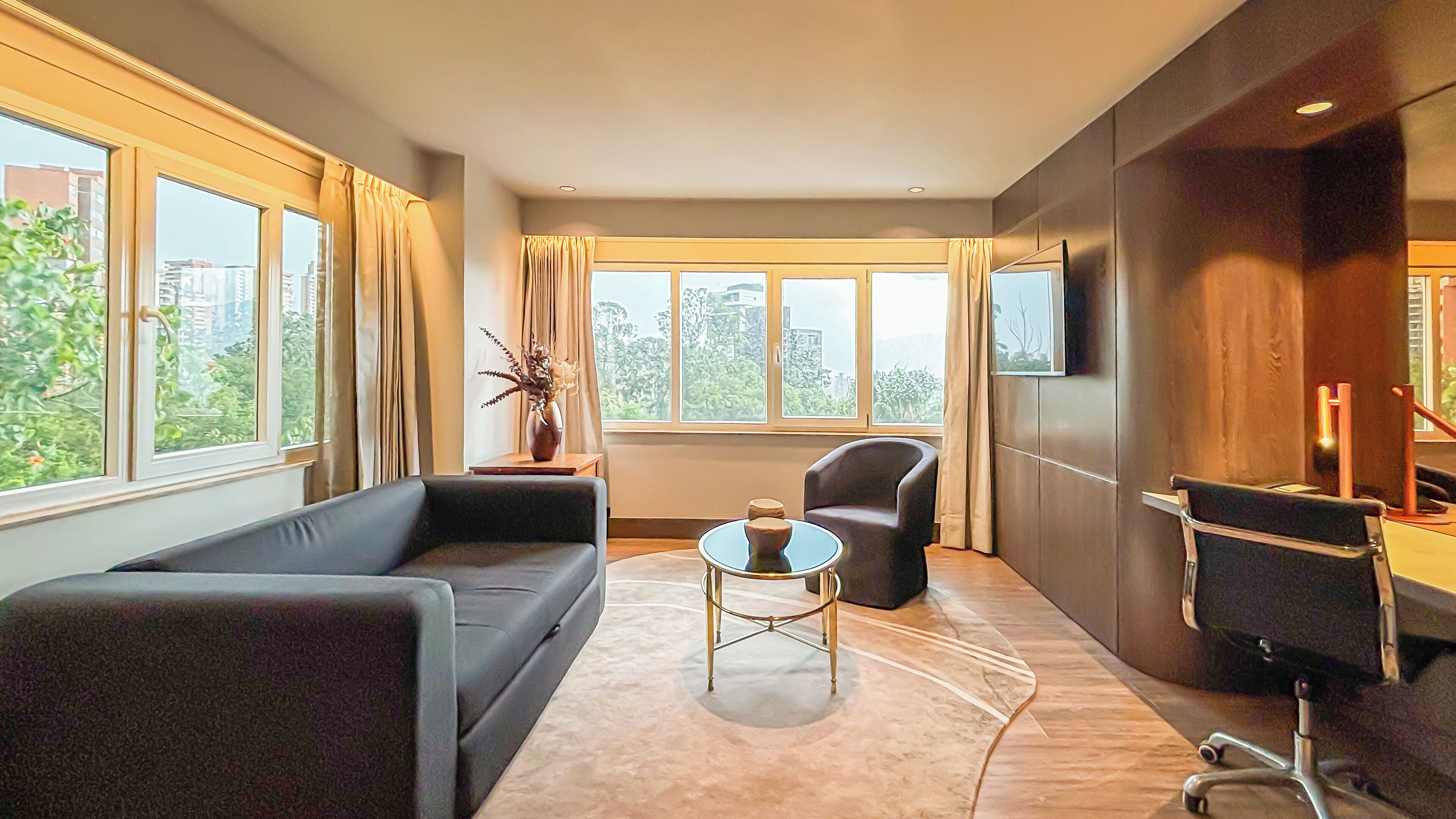 Suite, 1 Schlafzimmer | Hochwertige Bettwaren, Minibar, Zimmersafe, Schreibtisch