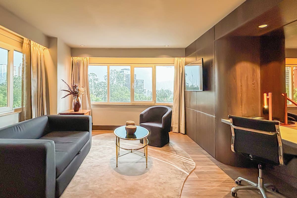 Suite, 1 Schlafzimmer | Hochwertige Bettwaren, Minibar, Zimmersafe, Schreibtisch