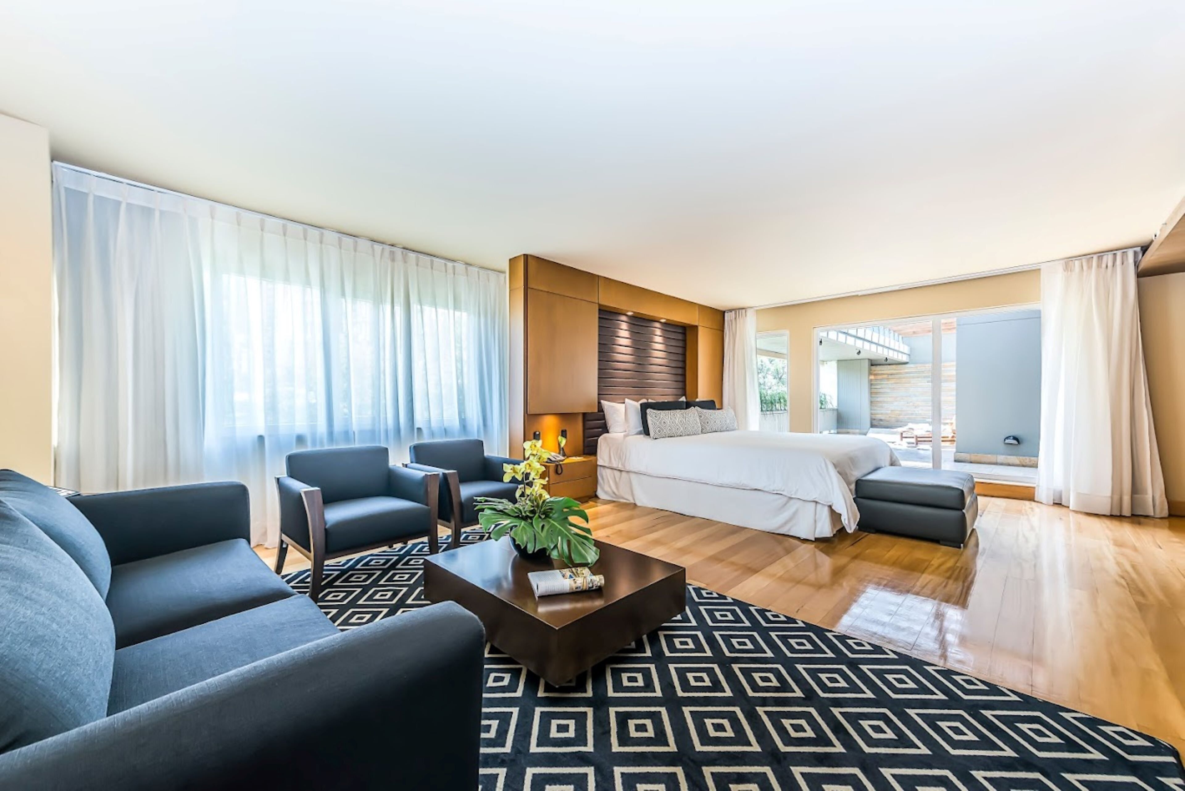 Sengetøy av topp kvalitet, minibar, safe på rommet og skrivebord