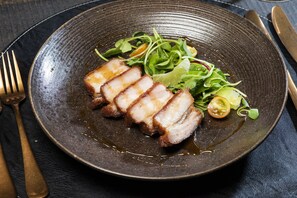 3 restaurantes, se sirve desayuno 