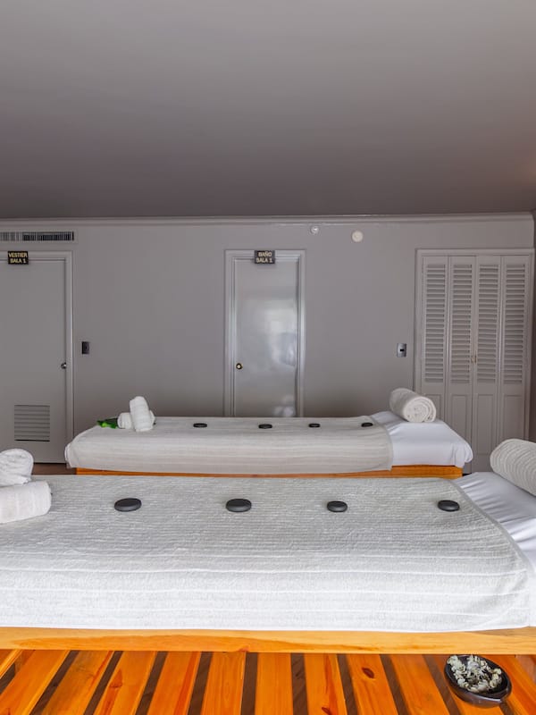 Sauna, steam room, Turkish bath, body treatments, aromatherapy