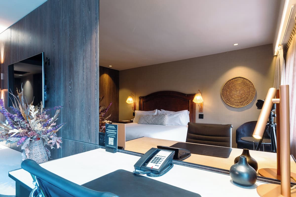 Premium bedding, minibar, in-room safe, desk