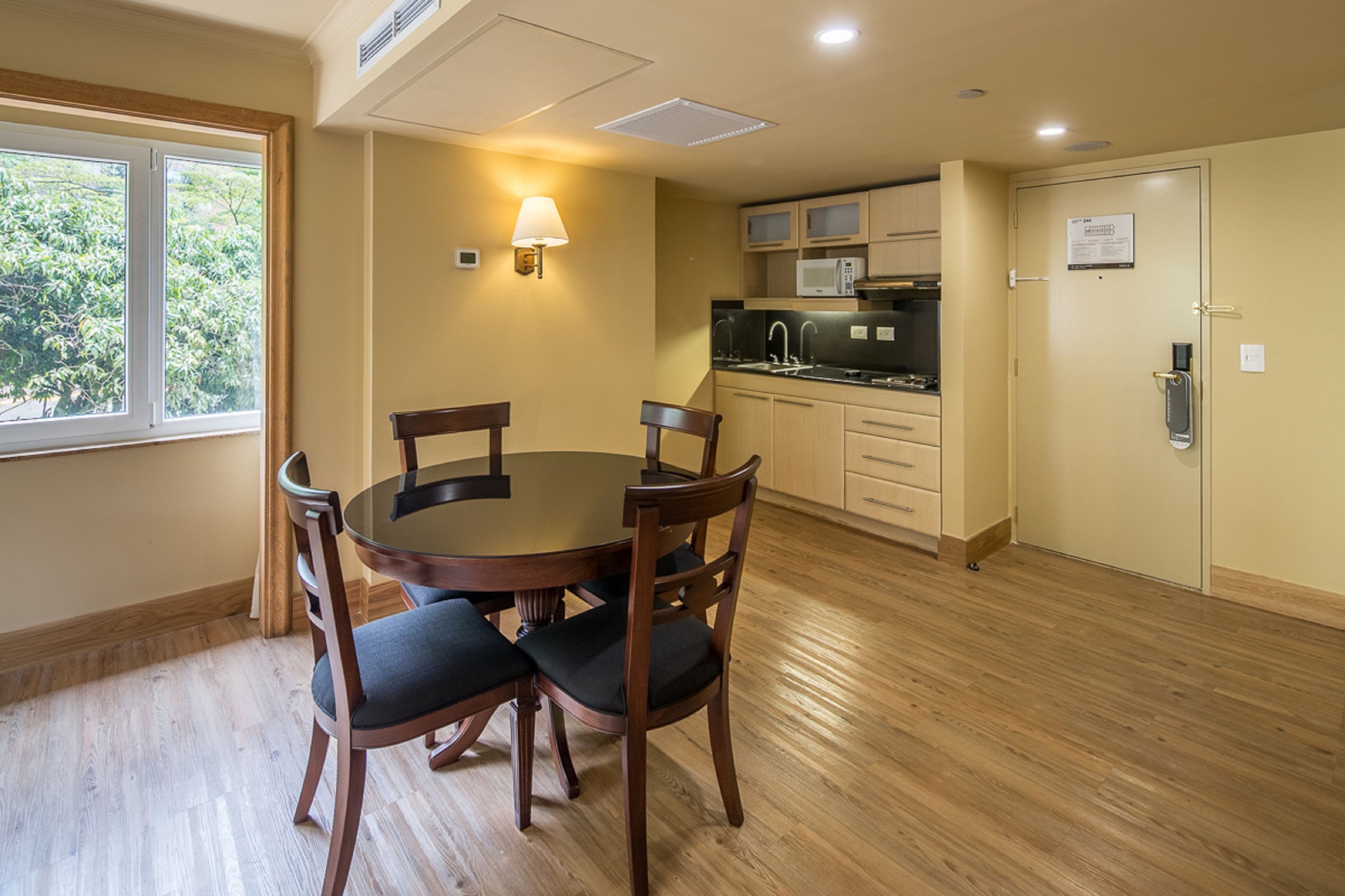 Sviitti, 1 makuuhuone (Dining Area) | Ylelliset vuodevaatteet, minibaari, tallelokero huoneessa, työpöytä