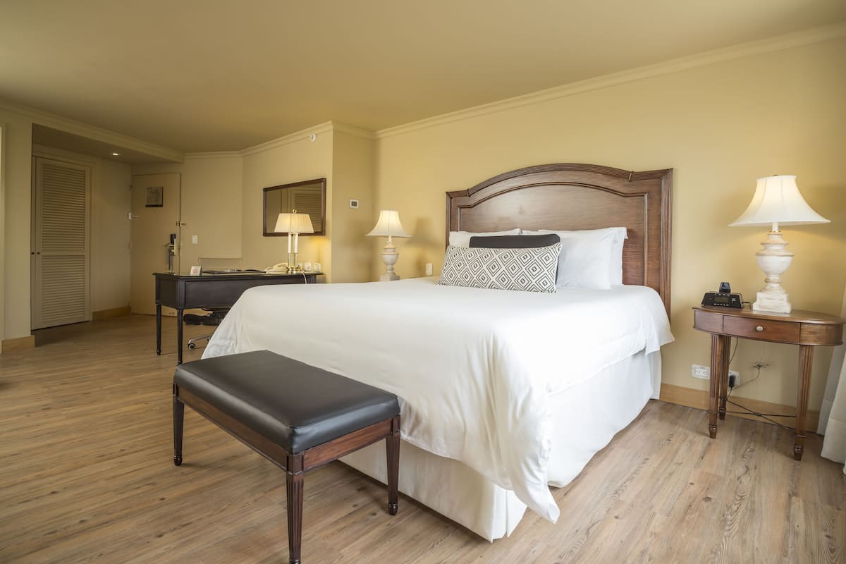 Junior Suite, 1 King Bed, Club lounge access