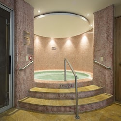 Sauna, steam room, Turkish bath/hammam, body treatments, aromatherapy