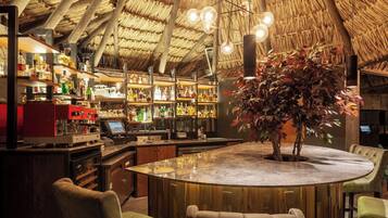 3 restaurants; breakfast, lunch, dinner, and brunch served