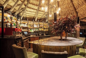 3 restaurantes; se sirve desayuno, almuerzo, cena y brunch