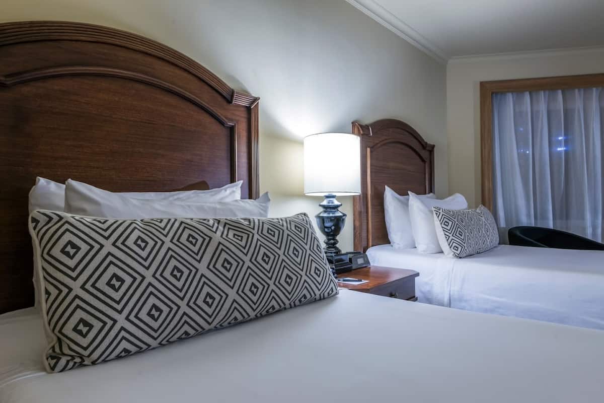 Ylelliset vuodevaatteet, minibaari, tallelokero huoneessa, työpöytä